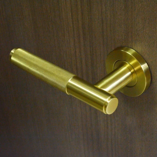Personnalisation de base poignée de porte de luxe levier en acier inoxydable massif poignée dorée poignée de porte moletée